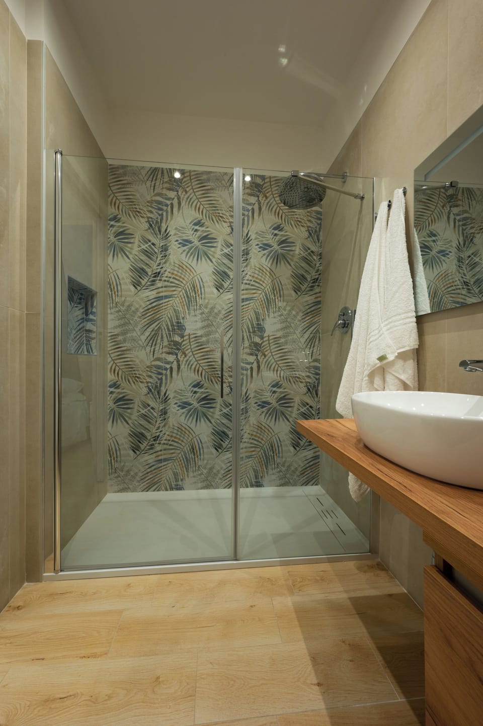 Deluxe Room | Bathroom | Shower, rainfall showerhead, hair dryer, bidet