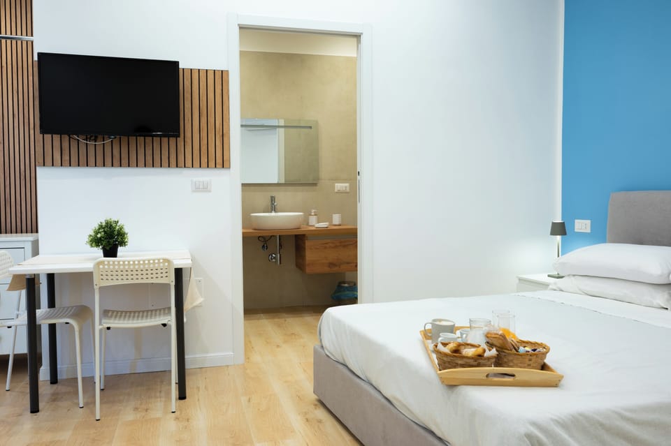 Deluxe Room | 1 bedroom, Egyptian cotton sheets, premium bedding, down comforters