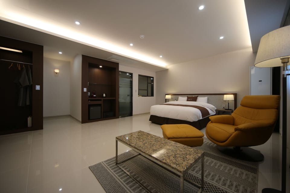 Premier Room - Breakfast for 1(except Sunday & PH), More than 2 nights stay, Free Laundry(Limited) | Premium bedding, down comforters, pillowtop beds, free minibar