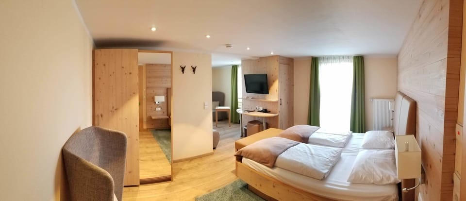 Apartment | Minibar, in-room safe, individually decorated, individually furnished