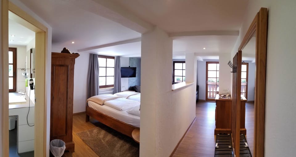 Apartment | Minibar, in-room safe, individually decorated, individually furnished