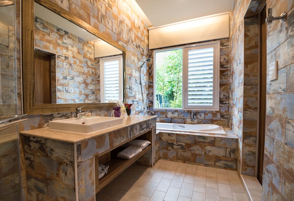 Deluxe Double Room | Bathroom | Shower, hair dryer, slippers, towels