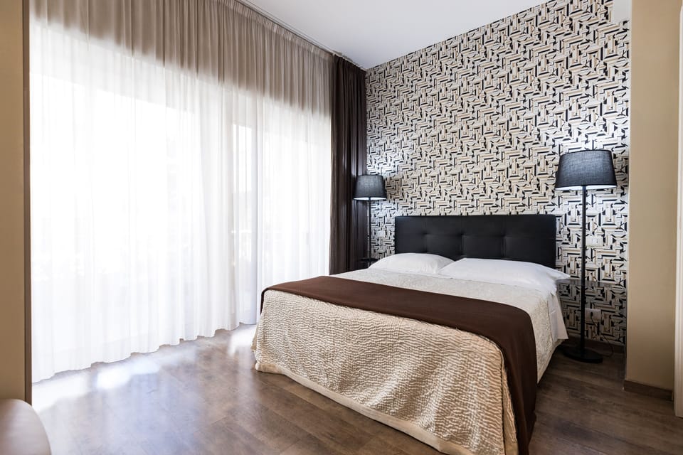 Standard Studio Suite | Minibar, in-room safe, individually decorated, individually furnished