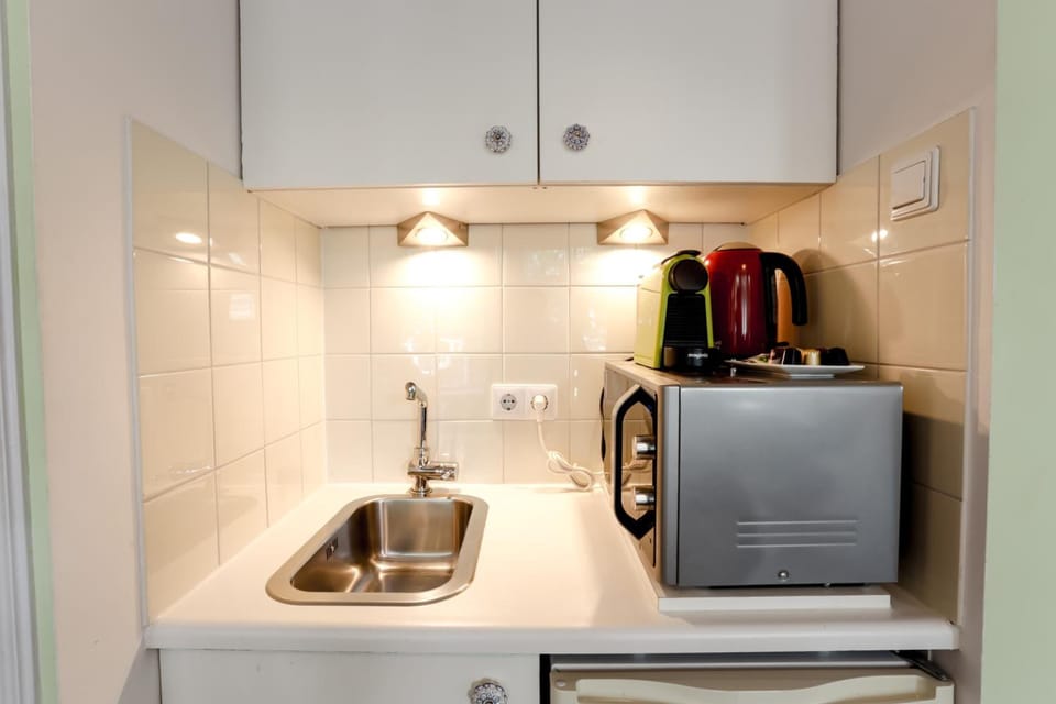 Fridge, microwave, espresso maker, coffee/tea maker