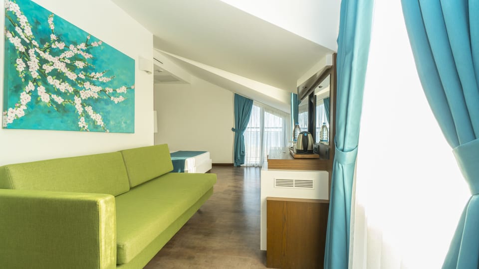 Superior Double Room, Sea View | 1 bedroom, minibar, in-room safe, desk