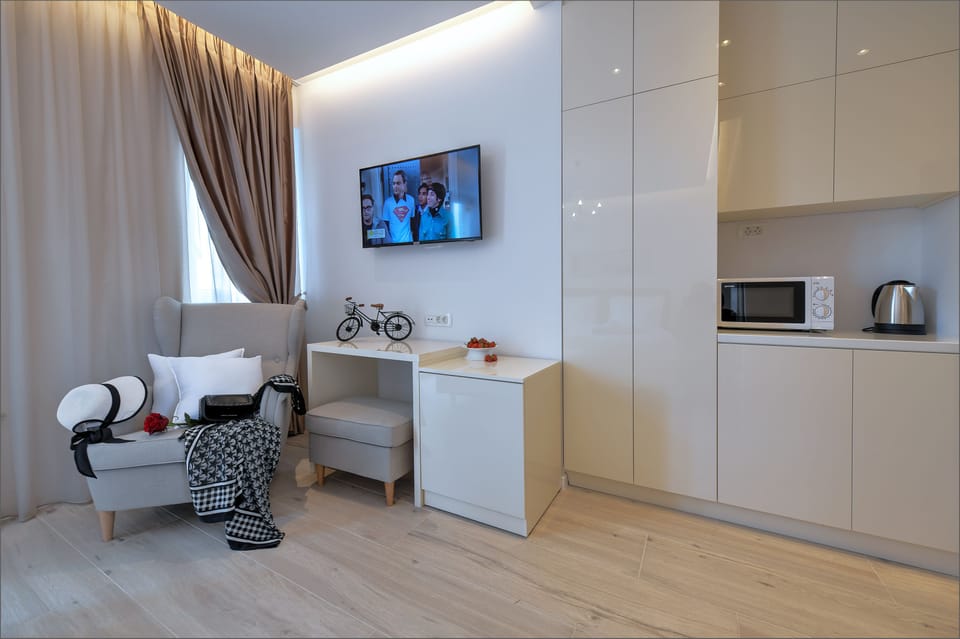 Comfort Room, 1 King Bed, City View (3) | Premium bedding, in-room safe, desk, laptop workspace