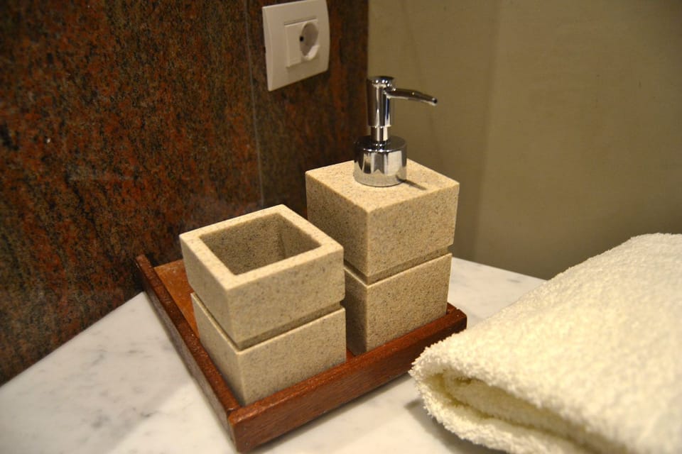Suite, Multiple Beds, Hill View (Verde) | Bathroom amenities | Shower, free toiletries, hair dryer, bidet