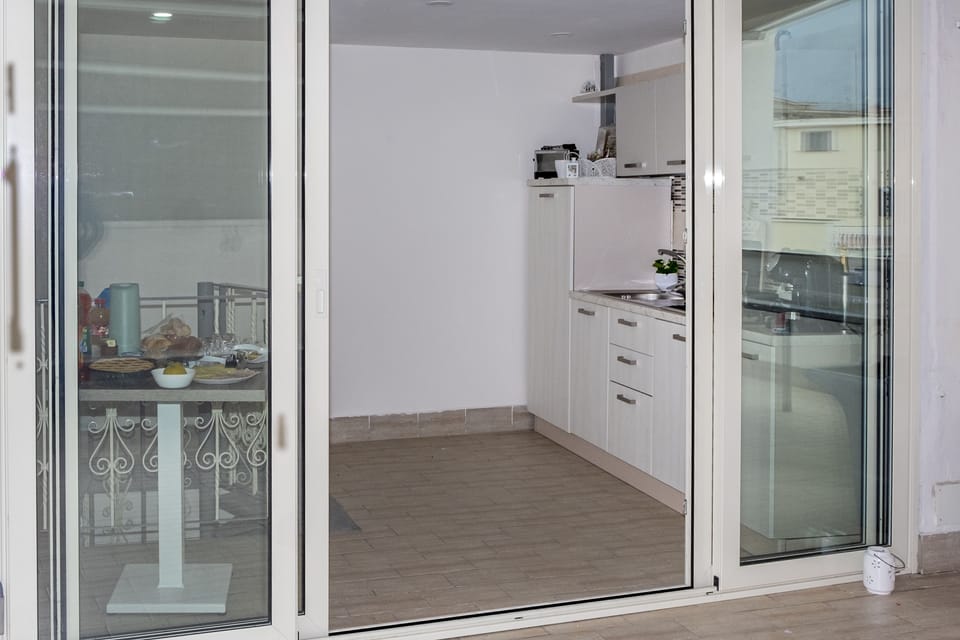 Oven, stovetop, espresso maker, coffee/tea maker