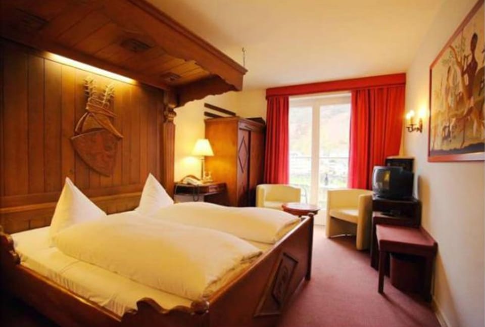 Double Room (Moselbalcony) | Individually decorated, individually furnished, free WiFi, bed sheets