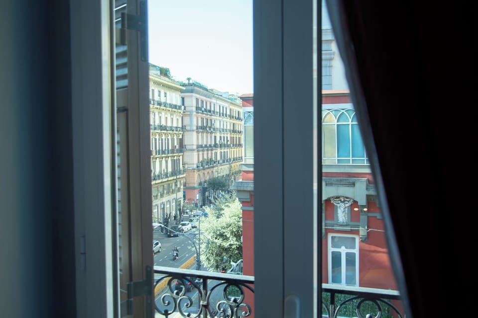 Royal Room, 1 Queen Bed, Jetted Tub, City View | Premium bedding, down comforters, desk, blackout drapes