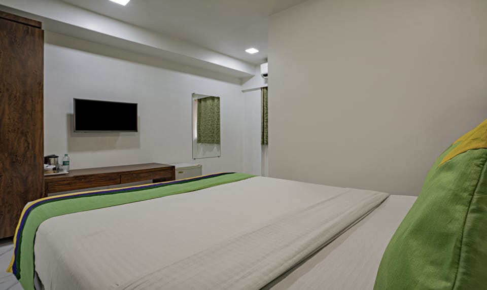 Standard Double Room | In-room safe, desk, blackout drapes, free WiFi