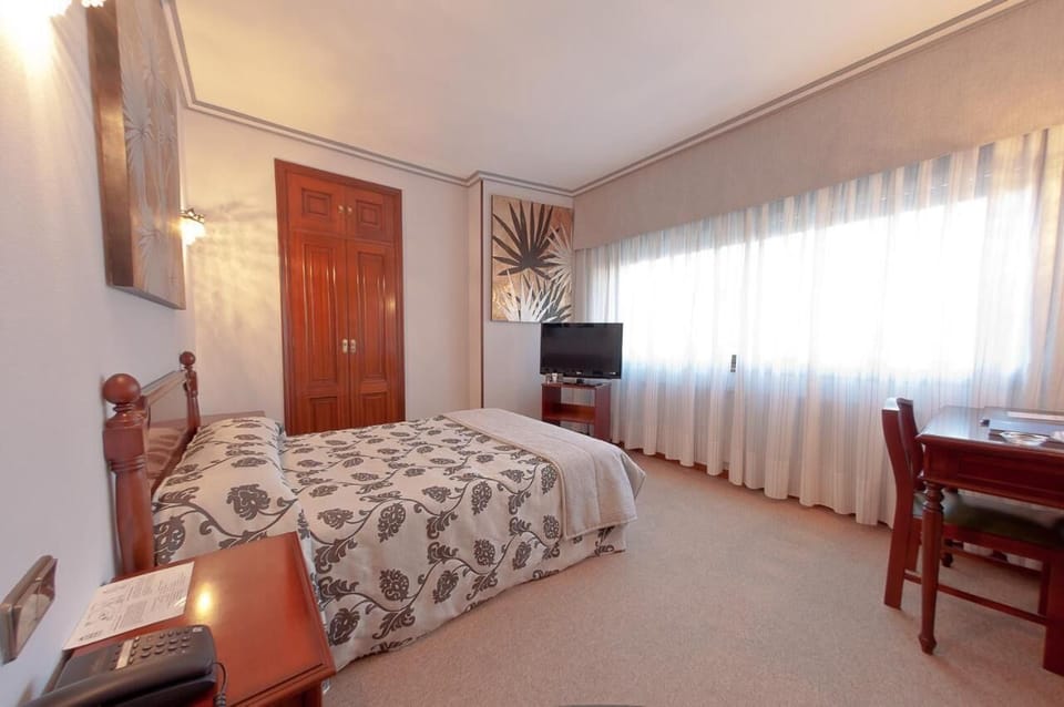 Desk, soundproofing, free WiFi, bed sheets