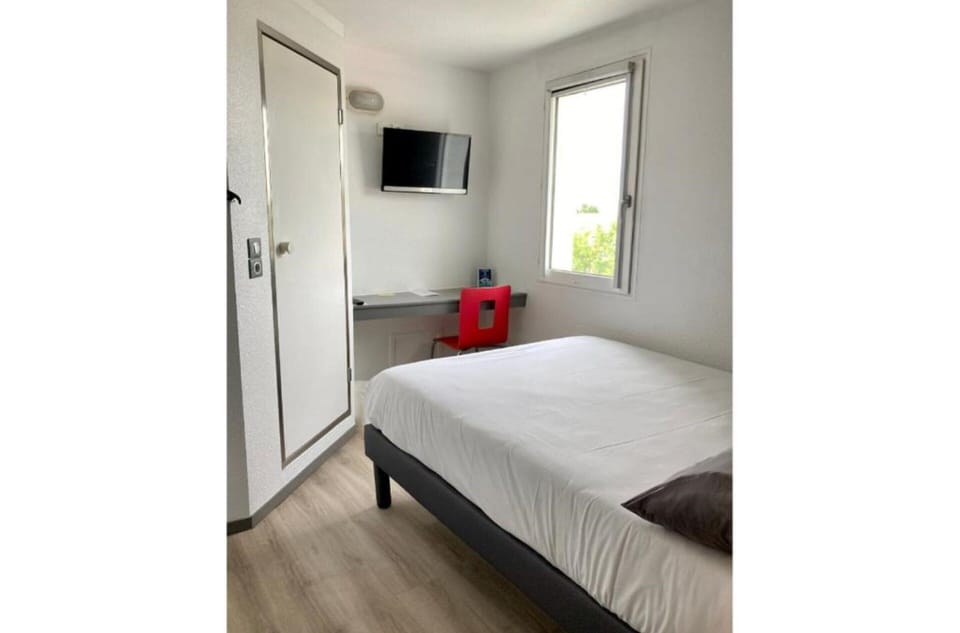 Standard Room, 1 Double Bed | Pillowtop beds, desk, soundproofing, free WiFi