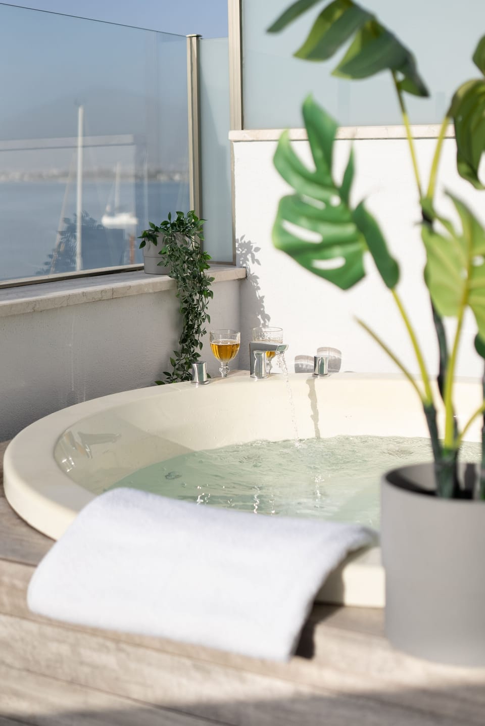 Deluxe Suite, Sea View | Jetted tub