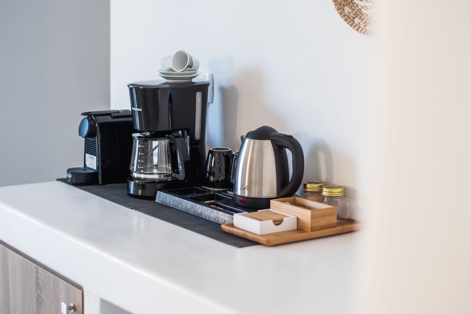 Deluxe Suite, Hot Tub | Coffee and/or coffee maker