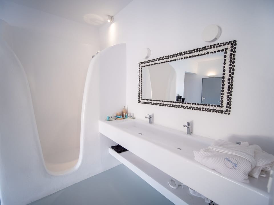 Deluxe Suite, Bathtub, Sea View | Bathroom | Shower, rainfall showerhead, free toiletries, hair dryer