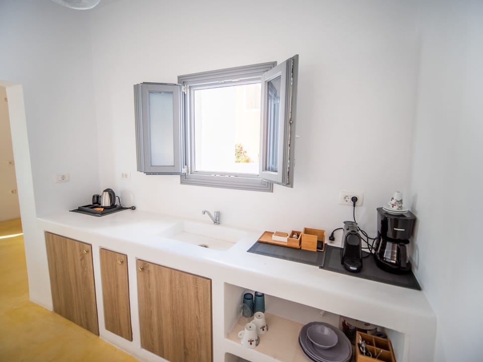 Deluxe Suite, Bathtub, Sea View | Private kitchenette | Mini-fridge, stovetop, espresso maker, coffee/tea maker