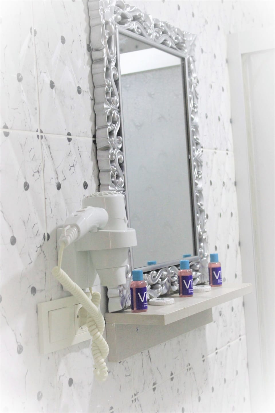 Standard Single Room | Bathroom | Shower, rainfall showerhead, free toiletries, hair dryer