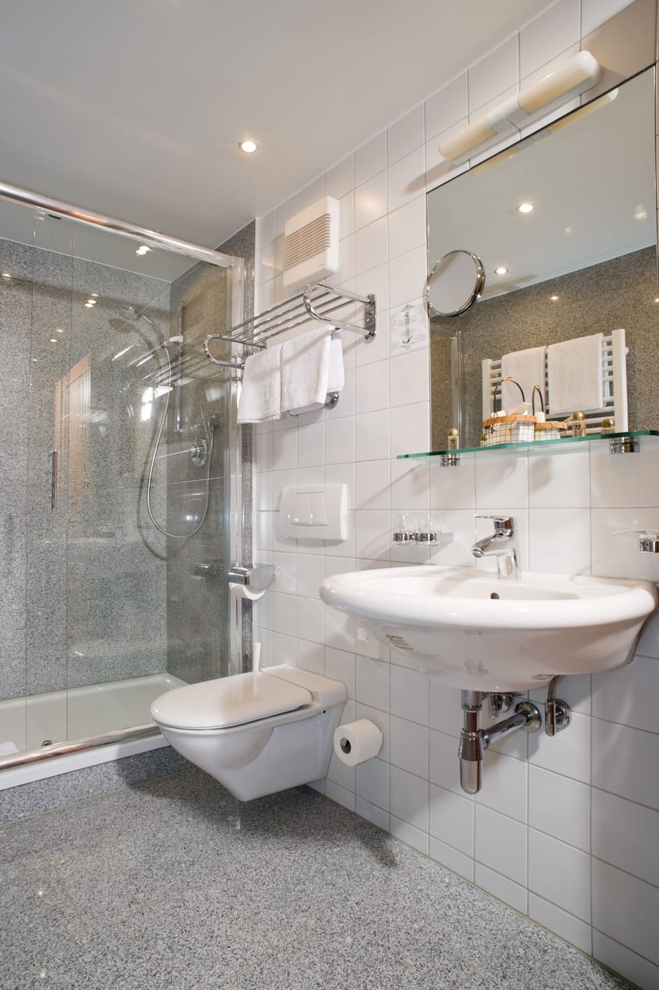 Deluxe Double Room, Balcony | Bathroom | Shower, free toiletries, hair dryer, bathrobes