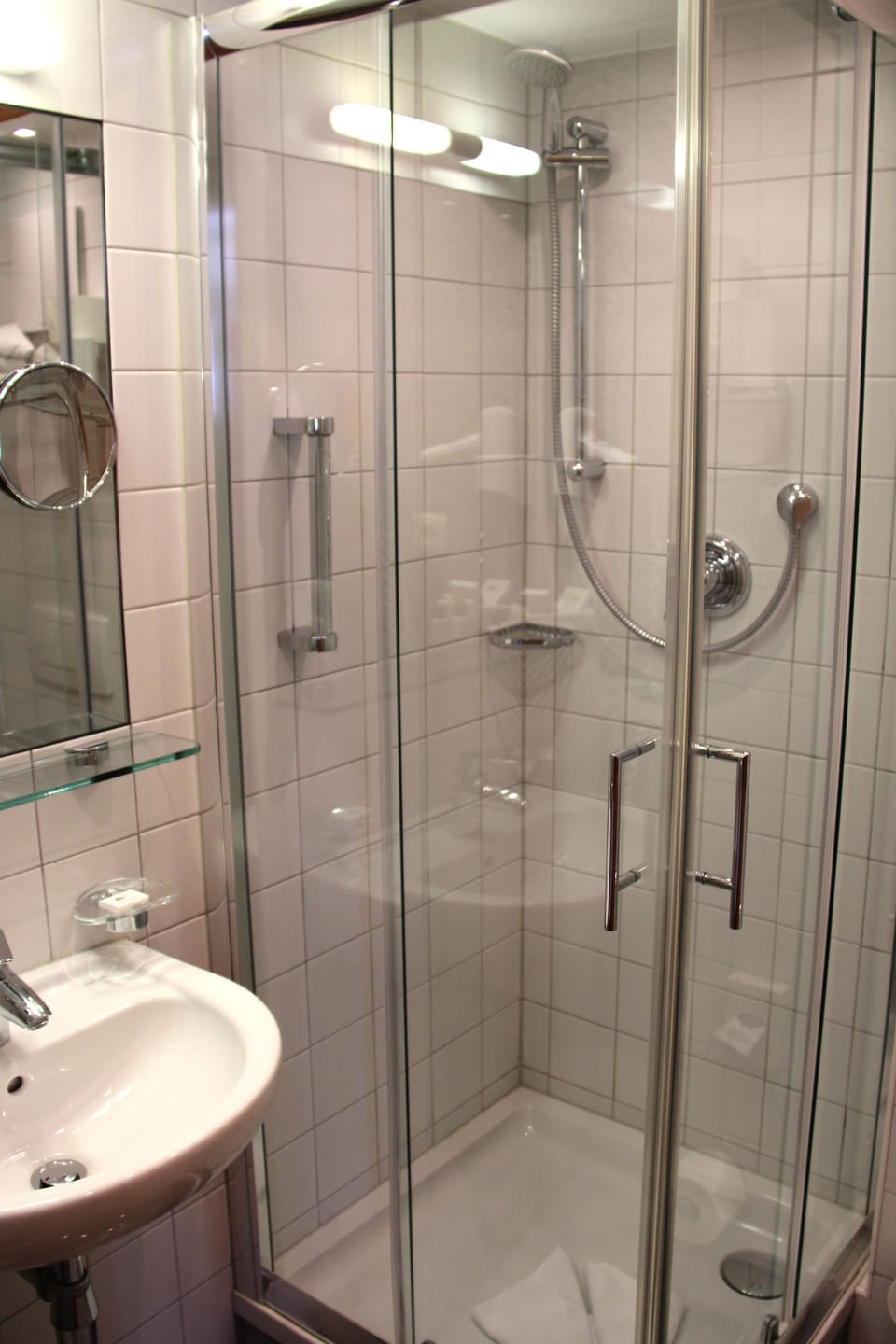 Standard Double Room | Bathroom | Shower, free toiletries, hair dryer, bathrobes