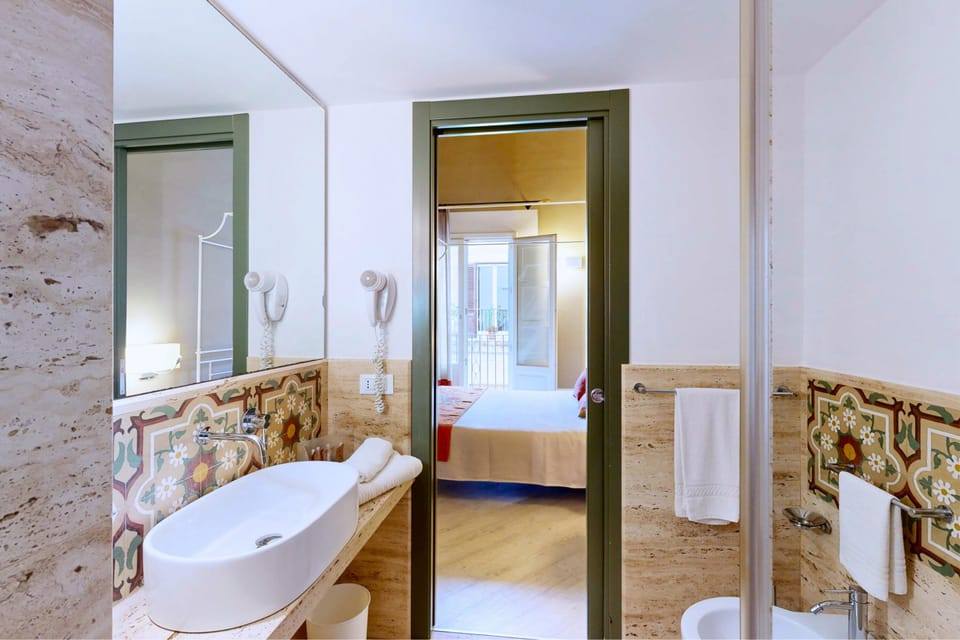 Camera Deluxe Con Balcone | Bathroom | Shower, hair dryer, bidet, towels