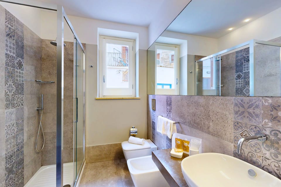 Superior Room, 1 Double Bed, Annex Building | Bathroom | Shower, hair dryer, bidet, towels