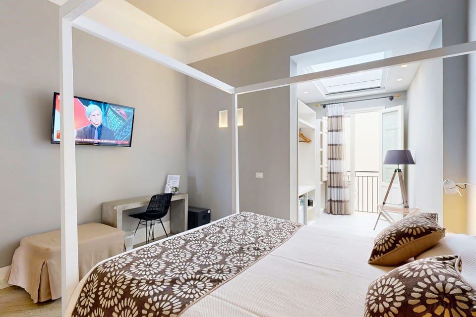 Standard Room, 1 Double Bed | Minibar, in-room safe, desk, soundproofing