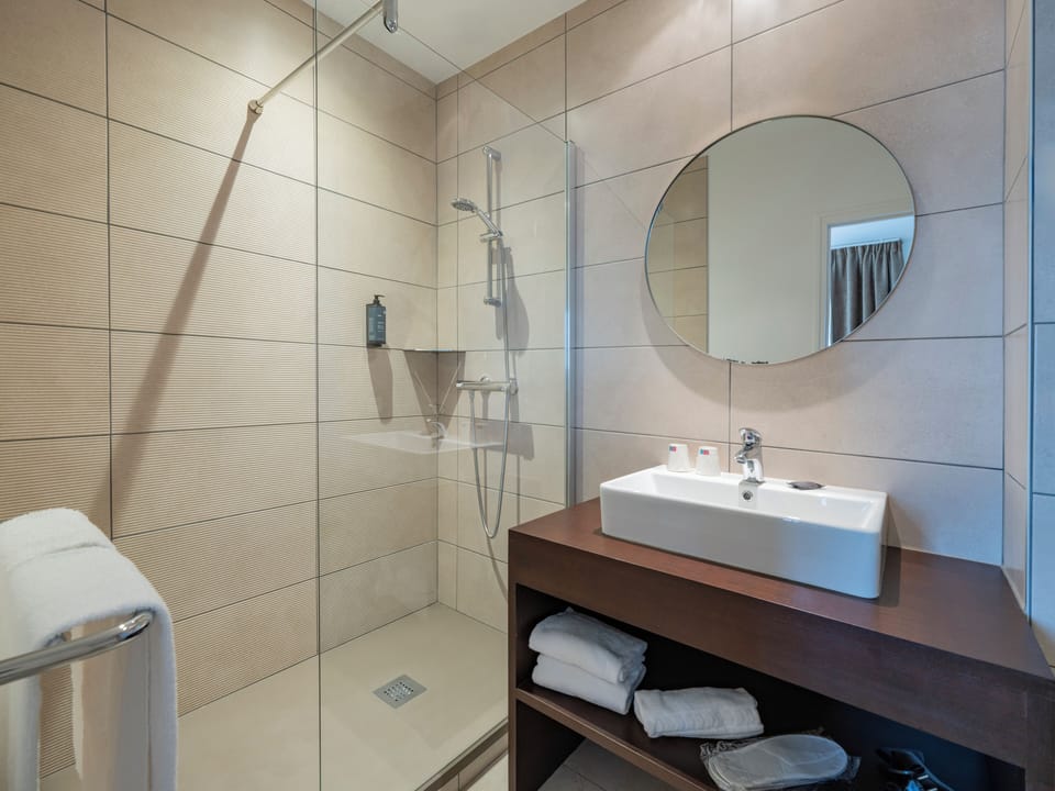 Superior Double Room | Bathroom | Free toiletries, hair dryer, towels, soap
