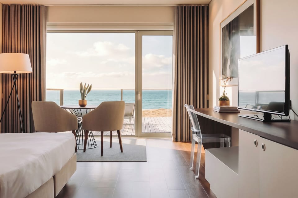 Double Room, Sea View | Minibar, in-room safe, desk, soundproofing