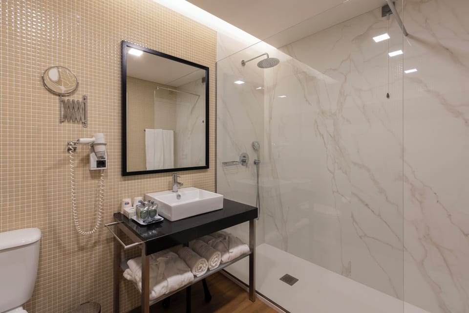 Suite, Sea View | Bathroom | Free toiletries, hair dryer, bidet, towels