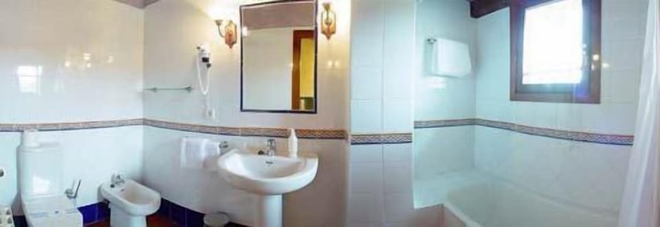 Double Room | Bathroom | Combined shower/tub, hair dryer, bidet, towels