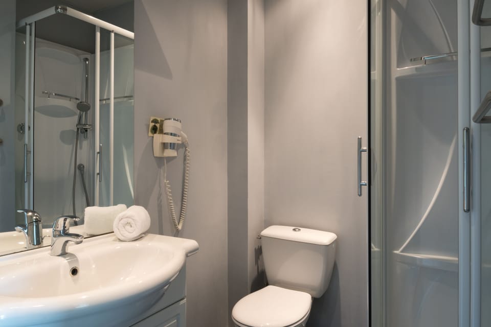 Shower, free toiletries, hair dryer, towels