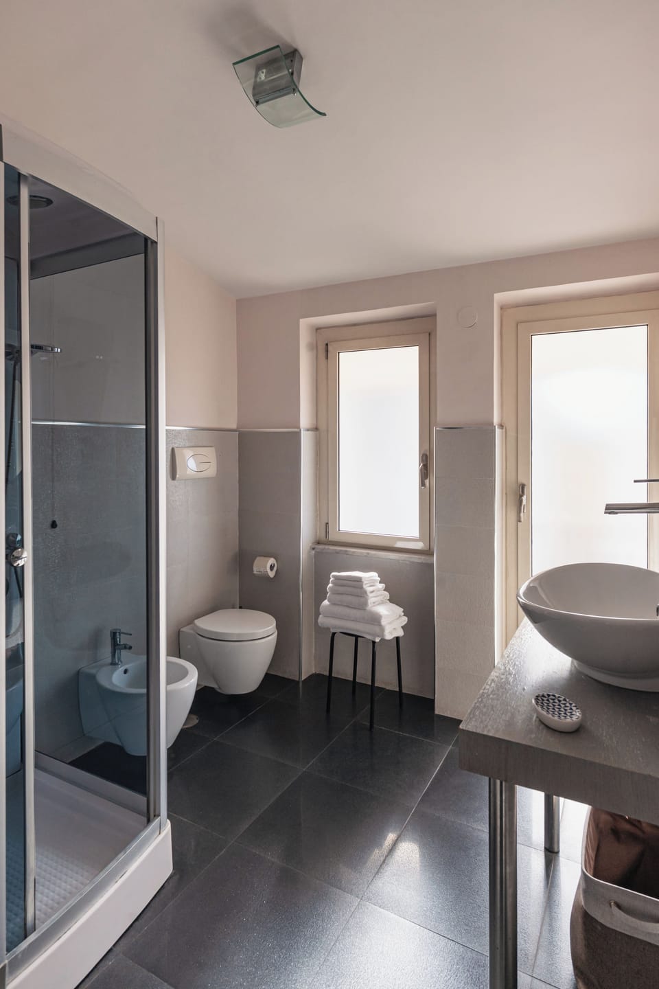 Suite | Bathroom | Combined shower/tub, hair dryer, bidet, towels