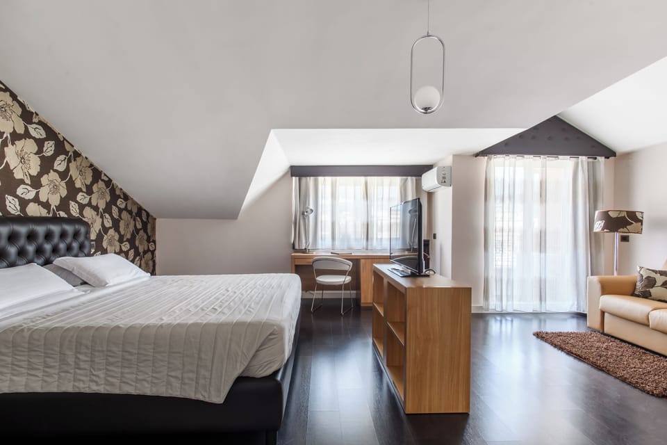 Suite | Minibar, in-room safe, desk, soundproofing