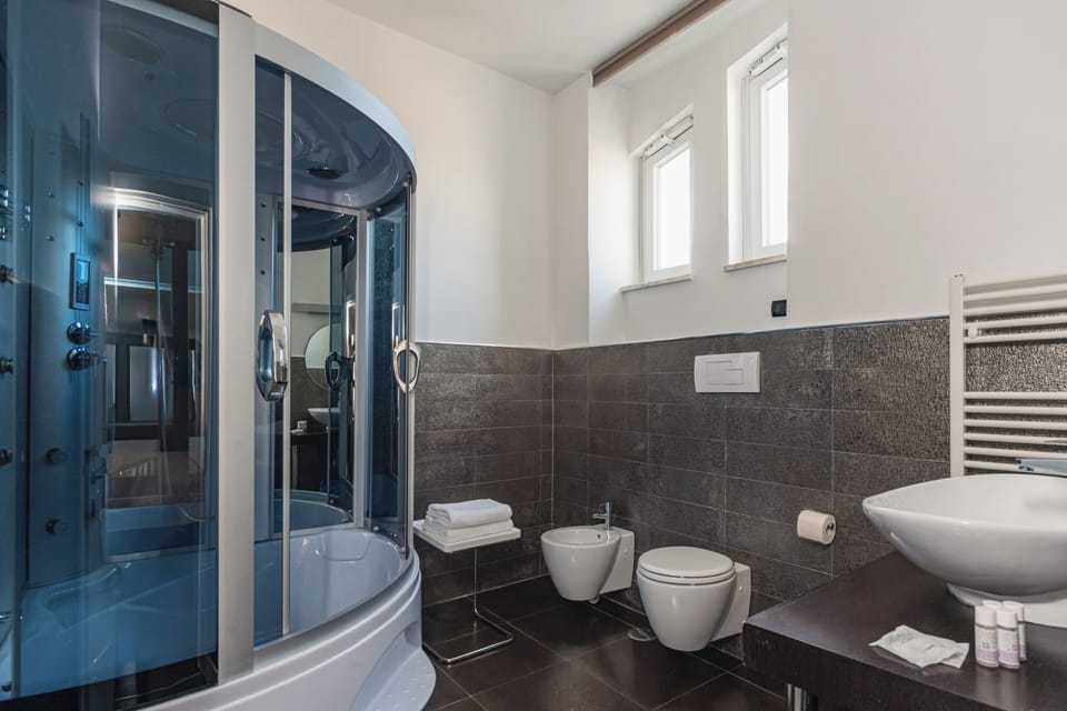 Suite | Bathroom | Combined shower/tub, hair dryer, bidet, towels