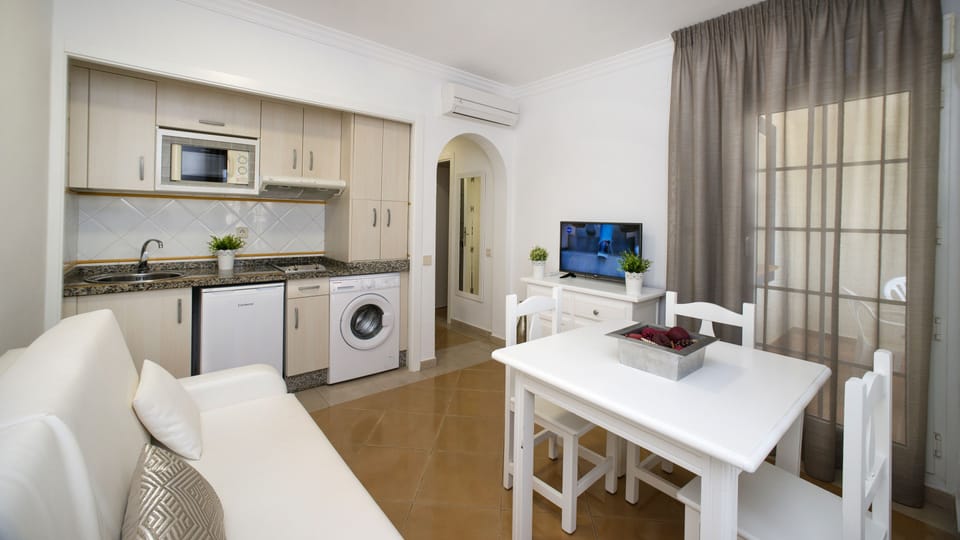 Full-size fridge, microwave, stovetop, coffee/tea maker