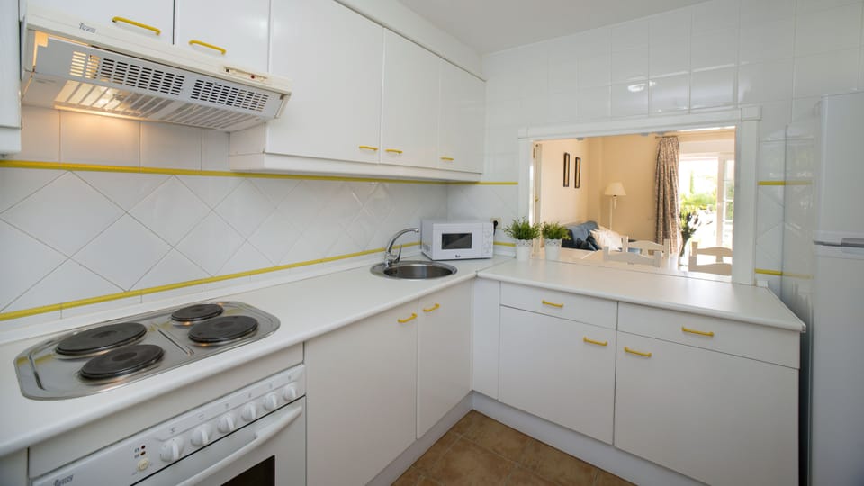 Apartment, 2 Bedrooms (4 adults + 2 children) | Private kitchen | Full-size fridge, microwave, stovetop, coffee/tea maker