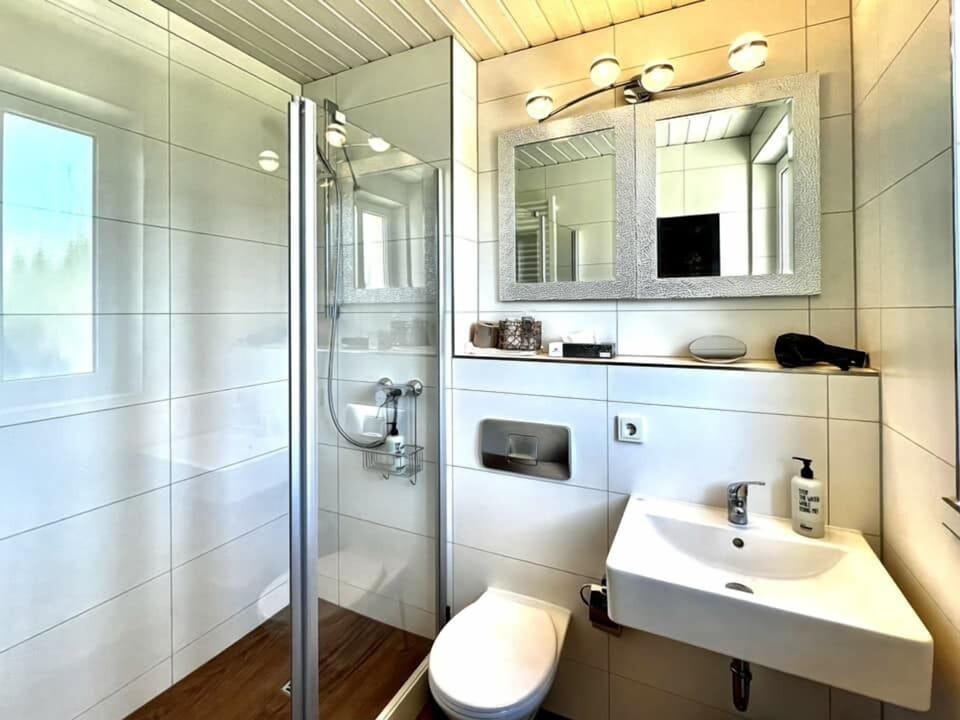 Design Double Room, 1 King Bed, Non Smoking, Courtyard View (with air condition) | Bathroom | Shower, rainfall showerhead, eco-friendly toiletries, hair dryer