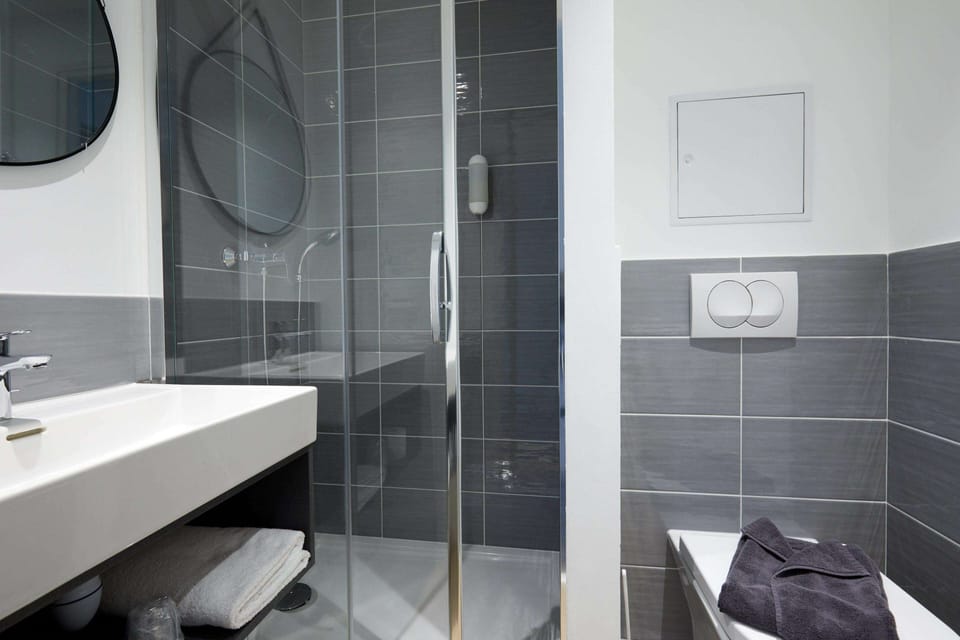 Shower, eco-friendly toiletries, towels