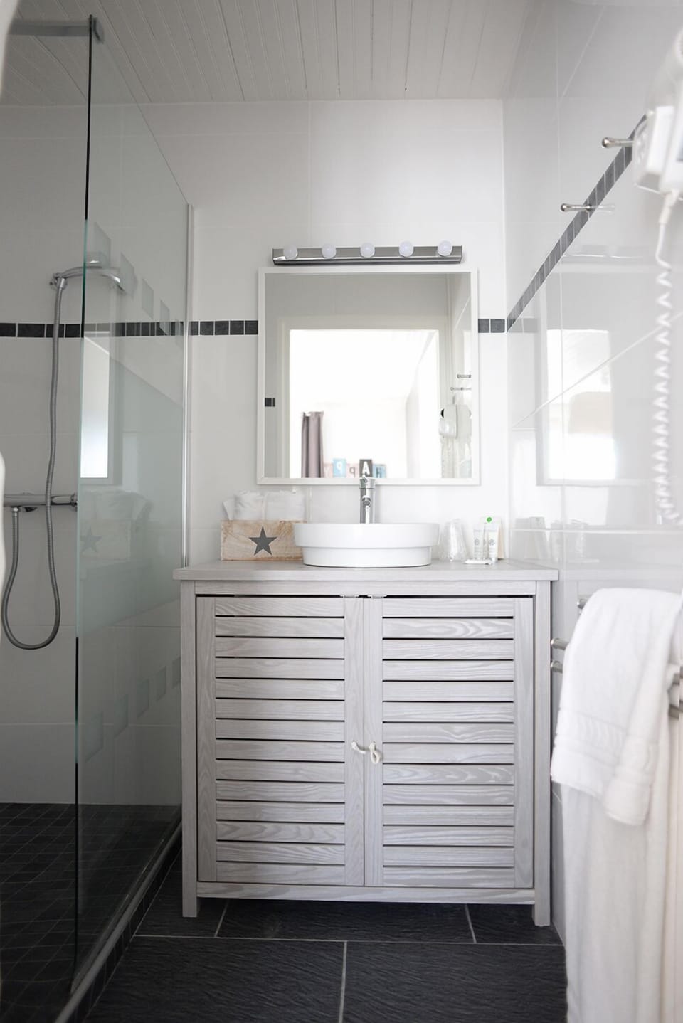 Comfort Studio, Terrace, Garden View | Bathroom | Free toiletries, hair dryer, bathrobes, slippers