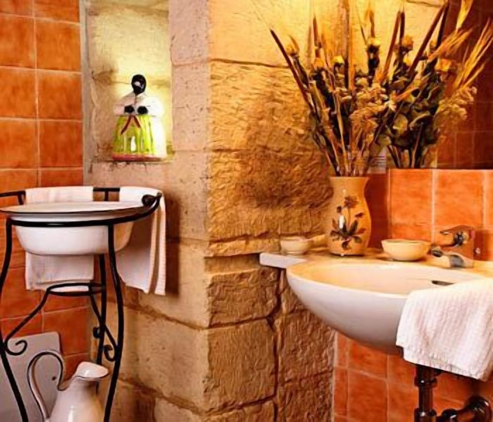 Deluxe Suite | Bathroom sink