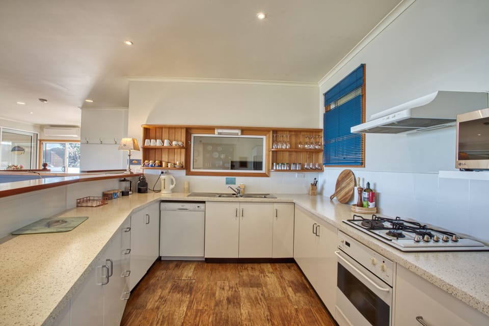 House, 4 Bedrooms | Private kitchen | Full-size fridge, microwave, oven, stovetop