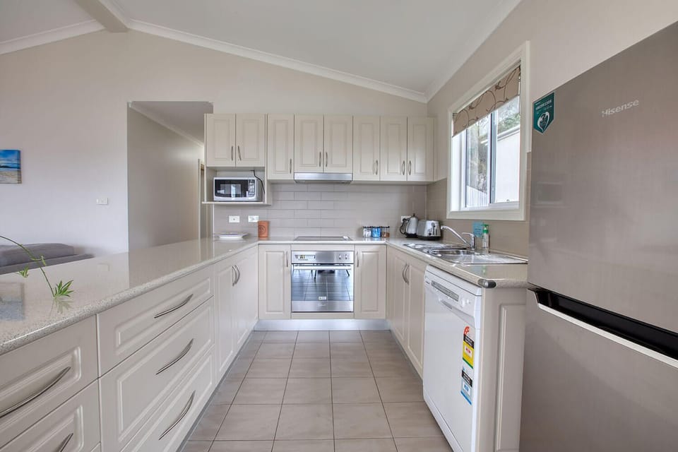 House, 3 Bedrooms | Private kitchen | Fridge, microwave, oven, stovetop