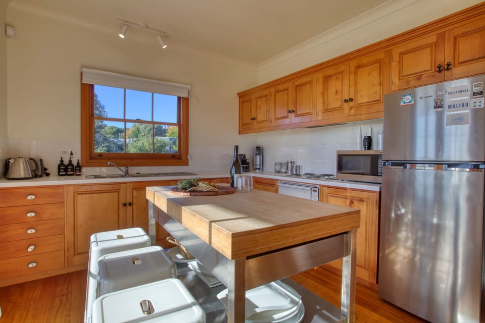 House, 3 Bedrooms | Private kitchen | Full-size fridge, microwave, oven, stovetop
