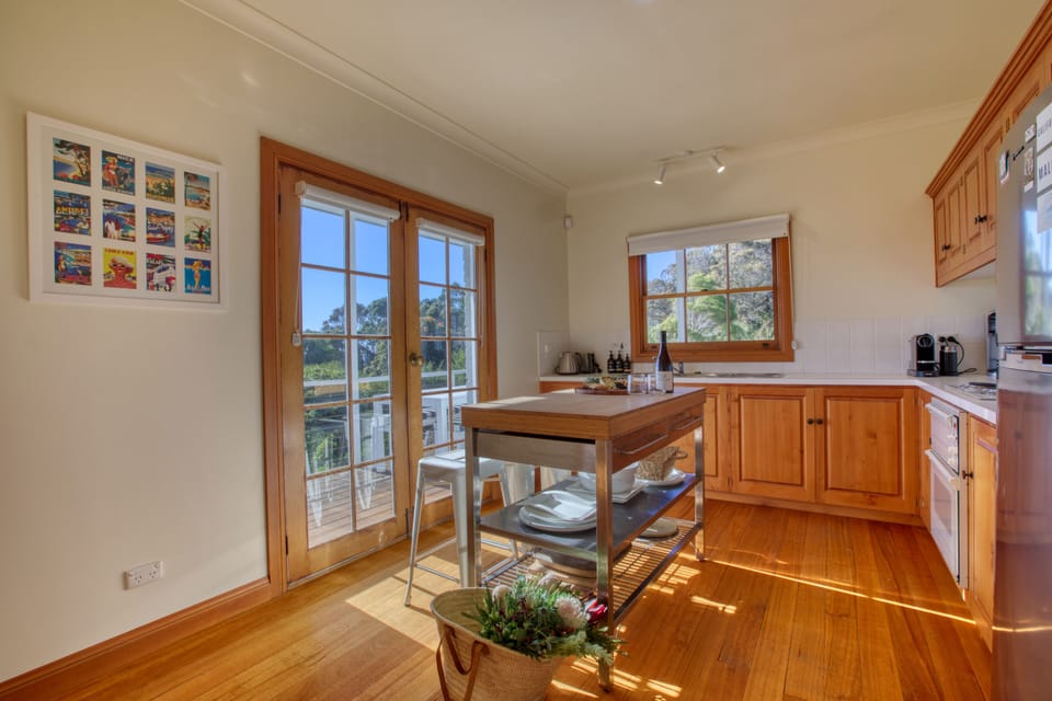 House, 3 Bedrooms | Private kitchen | Full-size fridge, microwave, oven, stovetop