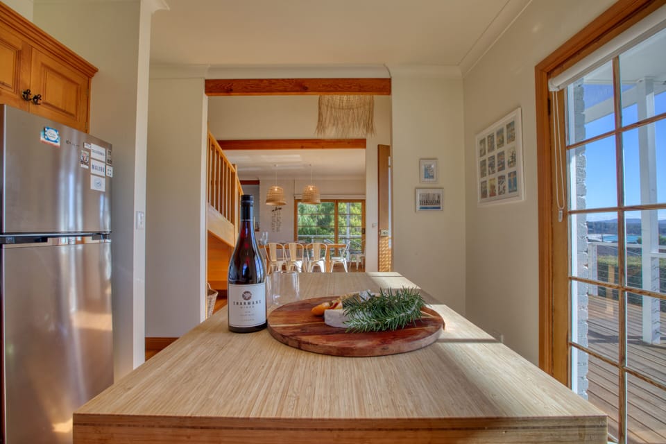 House, 3 Bedrooms | Private kitchen | Full-size fridge, microwave, oven, stovetop