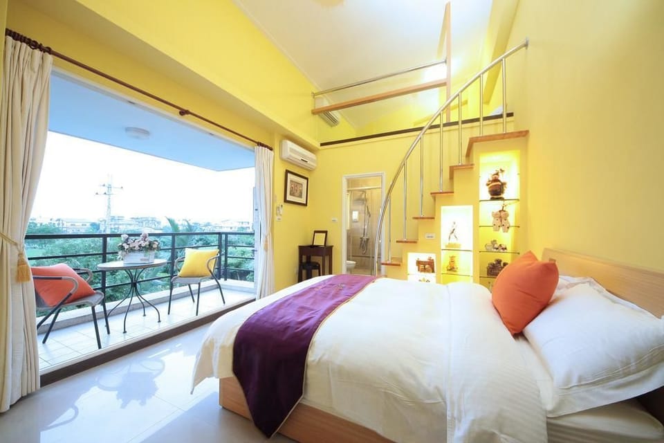 Family Room | Desk, blackout drapes, free WiFi, bed sheets