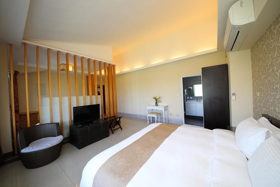 Deluxe Quadruple Room | Desk, blackout drapes, free WiFi, bed sheets