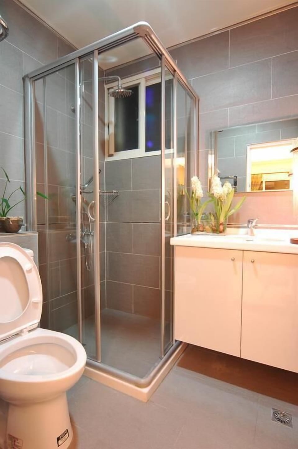 Double Room | Bathroom | Shower, free toiletries, hair dryer, slippers
