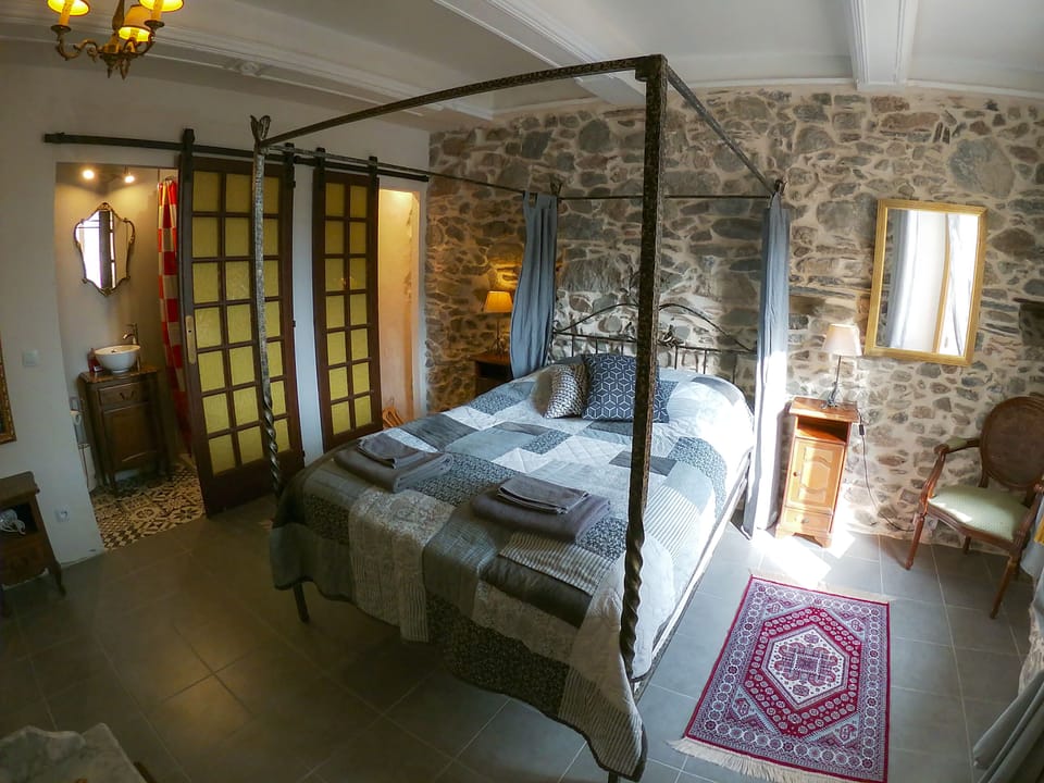 Double Room (Syrah) | Individually decorated, individually furnished, iron/ironing board